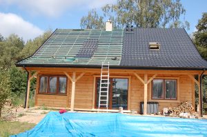 montaż dachy - dom z drewna