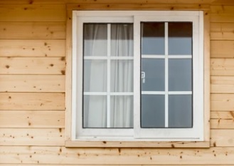 okno pcv w domu drewnianym